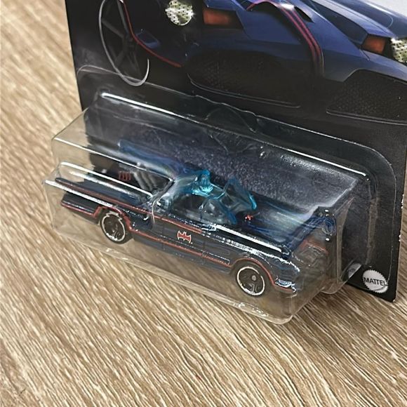 Hot Wheels - Classic TV Series Batmobile ”DC Comics Batman 1/5” Car Toy Batman - Picture 6 of 13